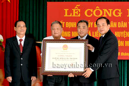 Đồng chí Tạ Văn Long - Phó chủ tịch Thường trực UBND tỉnh (phải) trao Bằng công nhận xã đạt chuẩn nông thôn mới cho xã Liễu Đô.